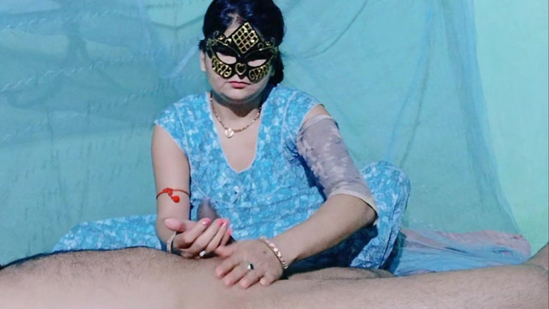 NituRandi94: 인도 계모의 친구가 자신의 성기를 마사지하고 후배위 스타일로 따먹어