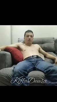 Băiatul jalnic ejaculează pe pantaloni