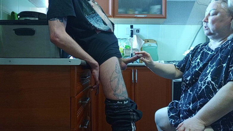 Zona901: 오럴 후 정액을 뱉는 새엄마