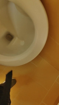 Cowok kurus kulit putih lagi asik kencing