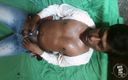 Indian desi boy: Ragazzo indiano fa pipì e sborra video porno
