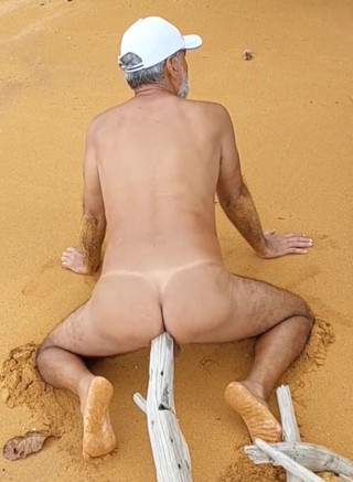 Ladysilvas: Ladysilva nue sur la plage excitée avec une bite dans...