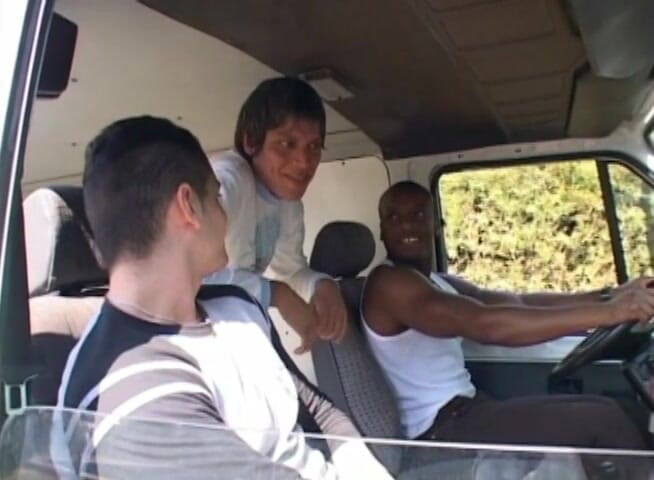 Bad Boyz: Podnieś się na 3some anal fuck