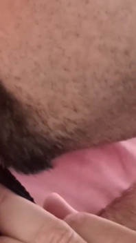 Lamiendo y frotando los pezones con barba