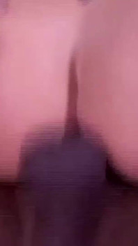 Dziewczyna miłość na łóżku zostaje przerwana przez miłą niespodziankę BBC dodatek do biseksualnego trójkąta.