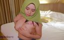 Xreindeers: O fată în stil arab este futută de o pulă necircumcisă -...