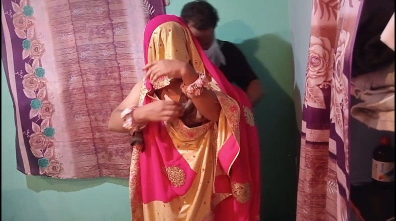 Gulaab: Tante seksi india lagi asik joget pakai kain sari sambil...