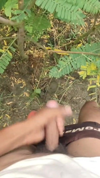 Masturbare cu băiat excitat în aer liber și ejaculare