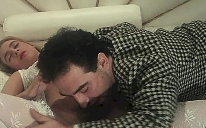 Inhonorof porn: Nella casa degli anni '90 c'è chi scopa in salotto e...