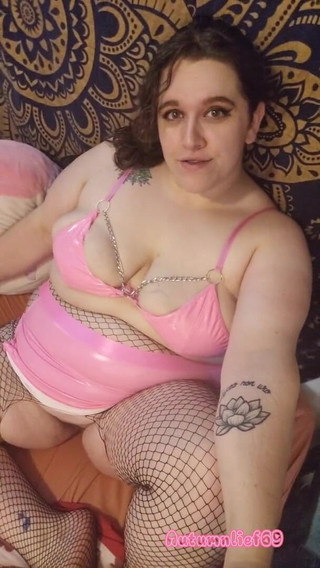 Autumnlief69: 핑크 라텍스로 거대한 젖탱이를 가지고 노는 동안 더티 토크하는 Autumnlief69