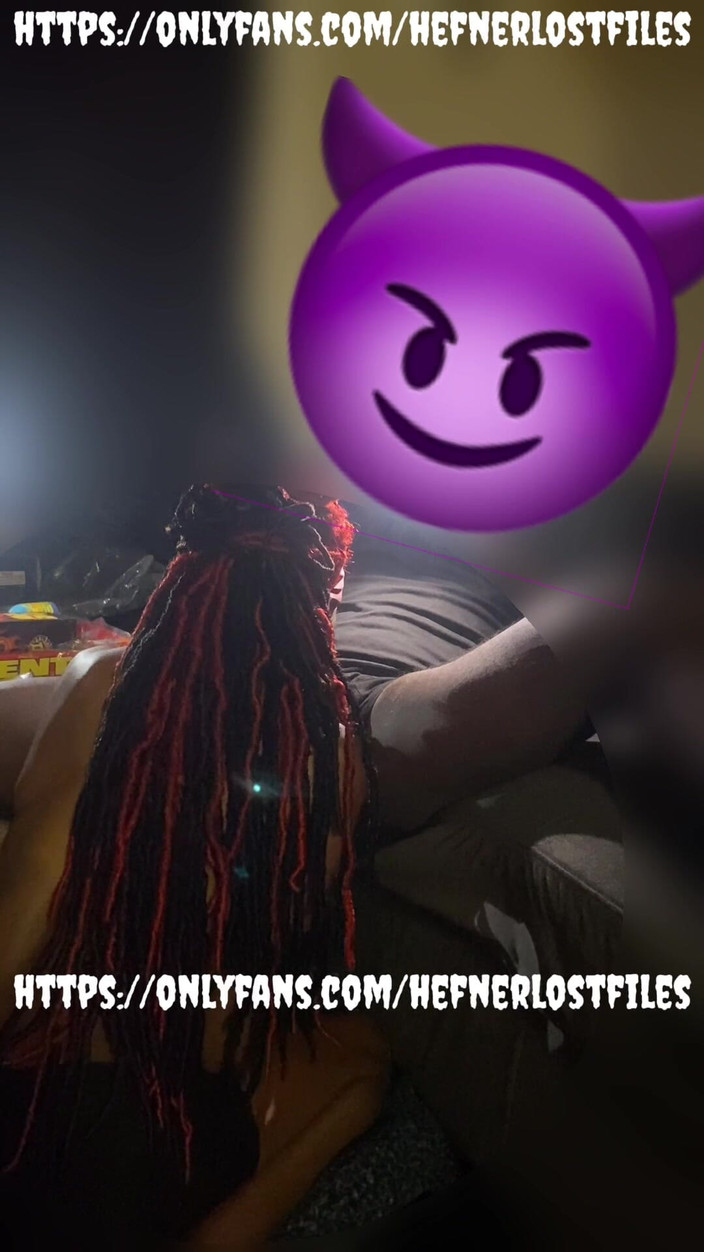 PlayboyHef: Duro pau ordenhando no sofá asmr