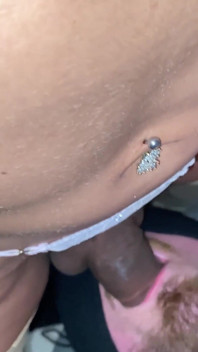 Ragazzo succhia in profondità una trans