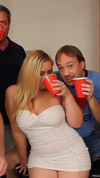 Mollige blonde nympth no gag Reflex möpse lutschen und ficken gangbang bukkake cockz sperma in den mund