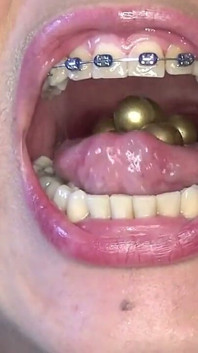 Engolindo e colocando pérolas douradas na minha vagina