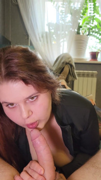 Pov enorme sborrata sul viso e sui capelli di una bellezza dai capelli rossi