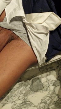 Nadržená na veřejné toaletě