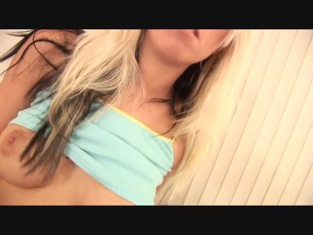 Femdom Sex: Geile kont blonde Tricia trekt af