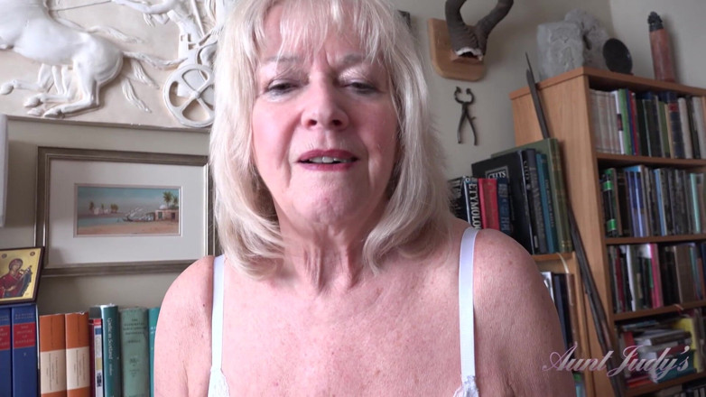 Aunt Judy's: Auntjudys - Sua professora madura de 69 anos, Ms. Louise, ajuda você...