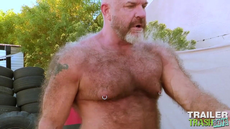 Trailer Trash Boys: Trailertrashboys - Lance Charger séduit pour se faire baiser sans capote...