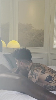 L-a prins pe tati negru futând un bărbat sexy tatuat