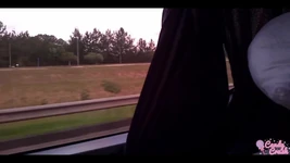 Ragazza cattiva, nuda si masturba sul bus da viaggio