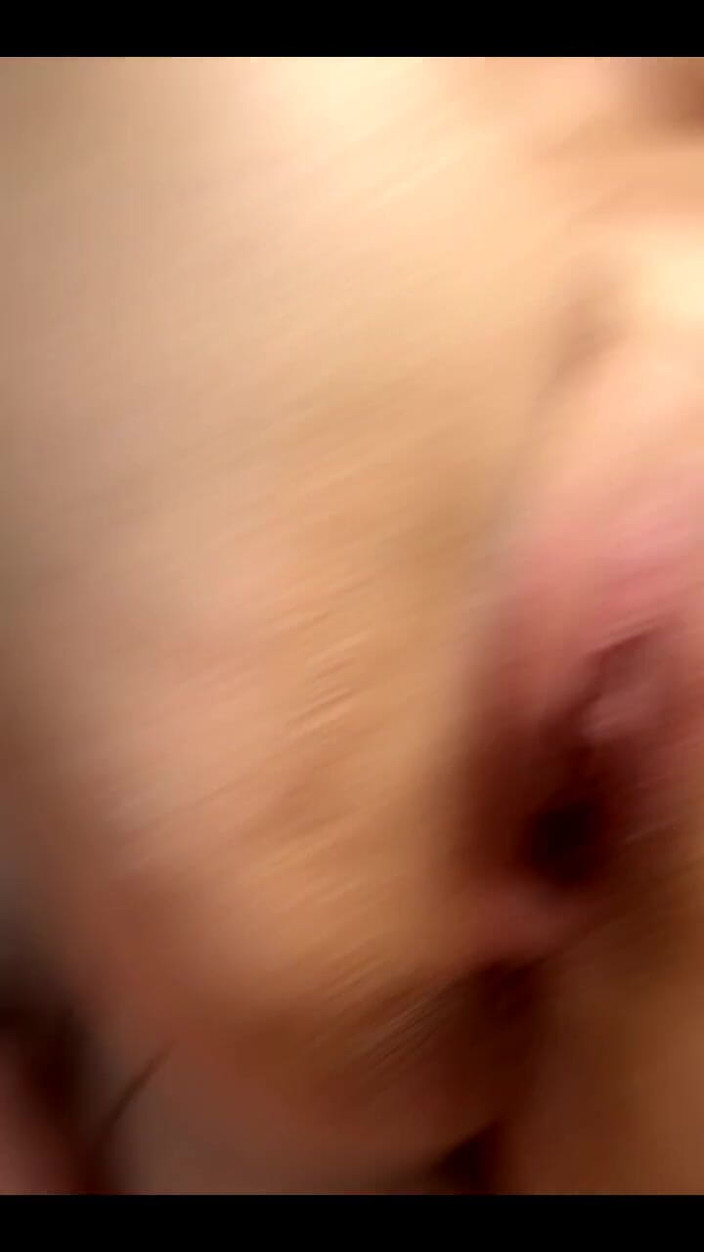 Robyn Quinn: カムコールで特大ディルドを使わなければならなかったので、彼は私を傷つけました