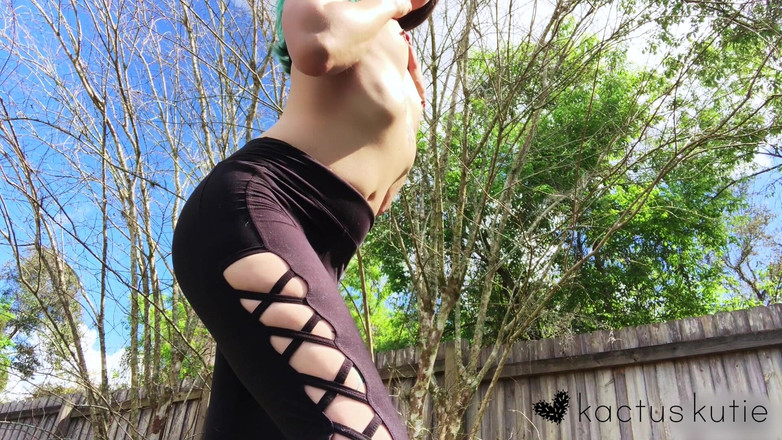 kactus kutie: Legging en plein air, pisse et éjaculation