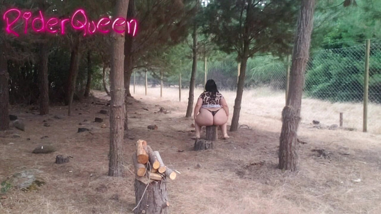 Riderqueen BBW Step Mom Latina Ebony: Recoping Woods Ibu Tiri Seksi Di Luar Rumah