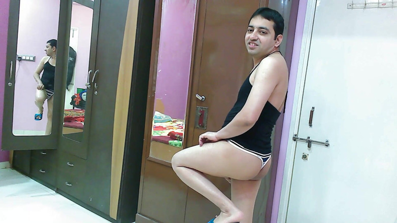 Cute & Nude Crossdresser: Lief mietje travestiet femboy Lieve lolly in een topje, string...