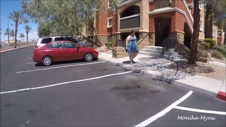 BBW Pleasures: SSBBW gagueja caminhando para o carro