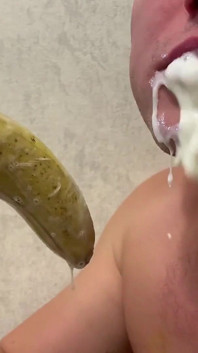 Un allenamento molto sporco per la gola con banana e latte. Non per tutti
