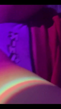 Sudut pandangan dekat memancut mani pada dildo