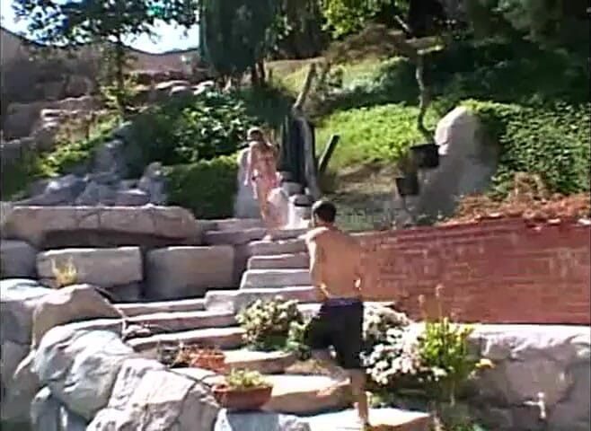 Homegrown Outdoor Sex: Havuz başında dışarıda sikişiyor
