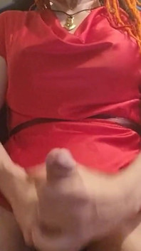 セクシーな赤いサテンで仕事でオナニー休憩をする