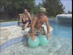 Porncentro: वयस्क डीवीडी "सन स्ट्रोकिंग और लड़की पोकिंग" से हाइलाइट देखें