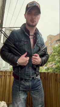 Kinkysirius se mouille sous la pluie dans une tenue de cow-boy