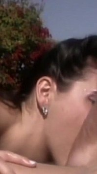 Bruna dai grossi seni gode del sesso duro all'aperto