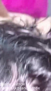 Ev arkadaşım beni onu gözetlerken yakalıyor ve onu çıplak sırt üstü seviştim, creampie