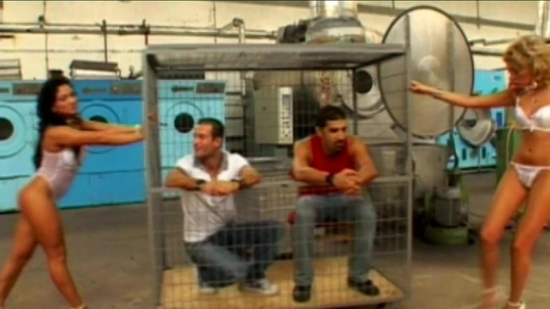 Erotic Planet Studio: सुनहरे बालों वाली बेब जंगली चुदाई के लिए कपड़े धोने की मशीन पर झुकी