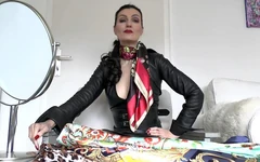 Provando le nuove sciarpe sul collo di raso - e sei in servizio per masturbazione!