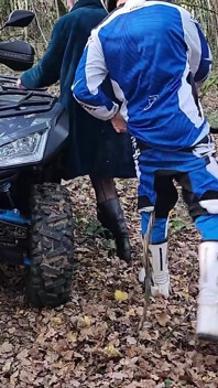 Triển lãm ba người với một chàng trai trong một atv, người thích đụ đít tôi