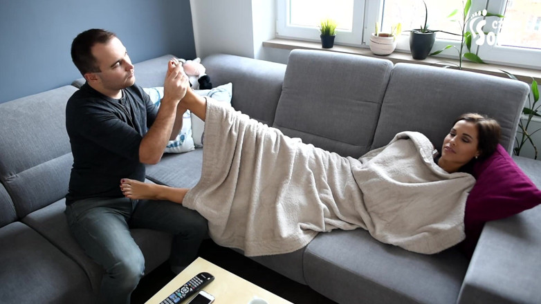 Czech Soles - foot fetish content: Adorando los pies arqueados de Satén