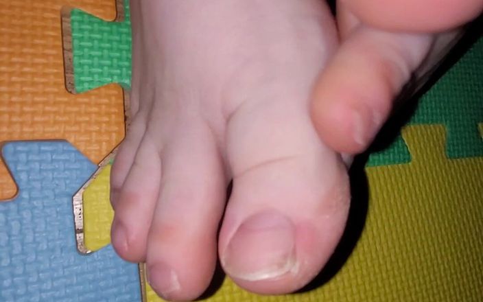 On cloud 69: Miękkie małe stopy żony