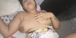 Pikaa6: 哥伦比亚黑发女郎休息，她的男友进来打断她的休息