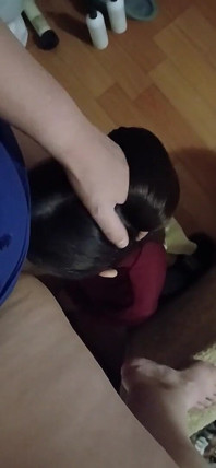 Saya memegangnya oleh rambut dan mengongkeknya di dalam mulut