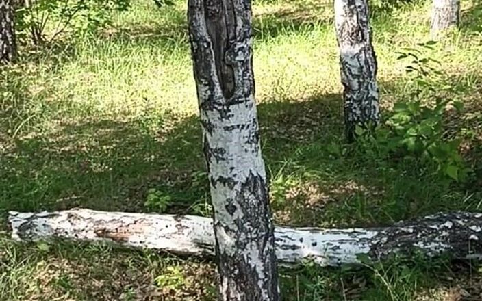 Thick Forest: Masturbasi di pohon menggunakan ranting kering. Memek berbulu di hutan