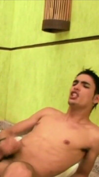 Un joven follado por uno y sale corriendo