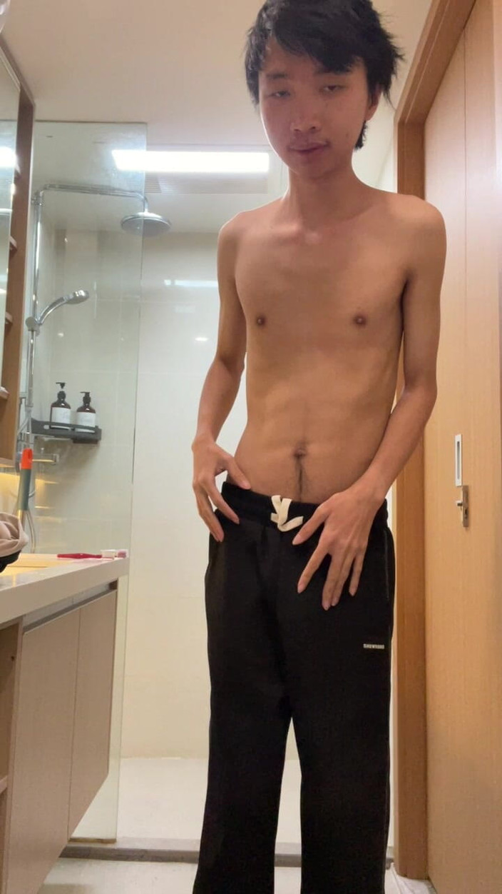 pu thot: Pria Asia men-debug pemanas air di hotel Hong Kong