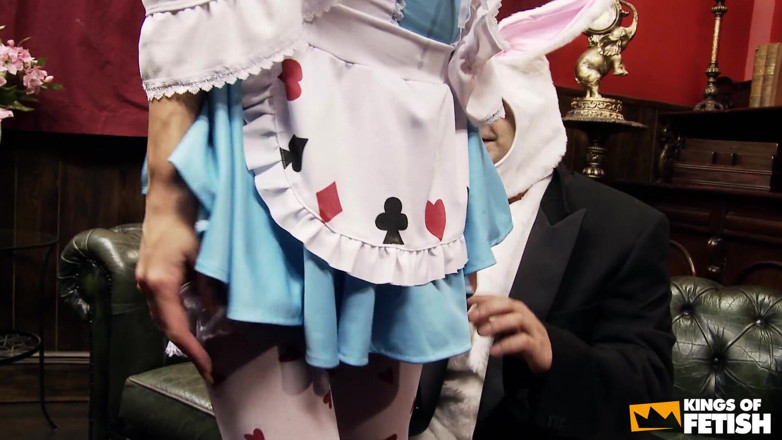 Big Tits for You: Un mec vêtu d'un costume de lapin pompe une blonde à...