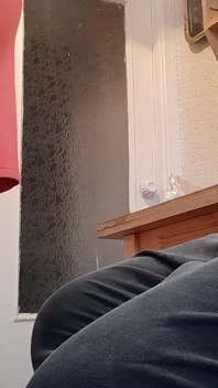 Ik masturbeer met mijn kleren aan, zodat mijn stiefmoeder me niet betrapt